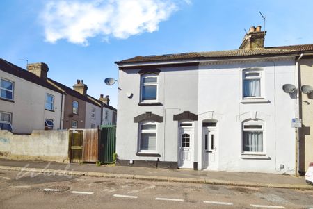 4 bedroom end of terrace house to rent - Photo 5