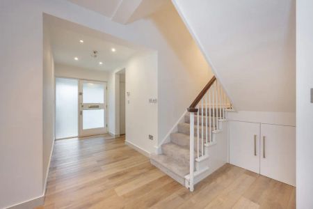 5 bedroom house in St John's Wood - Photo 4