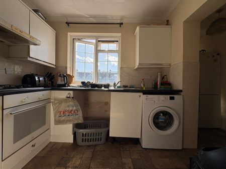 1 bedroom in a house share to rent - Photo 2