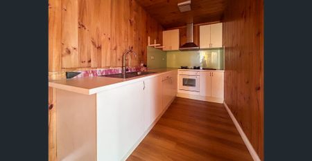 Neat & Private Two-Bedroom Bungalow - Photo 5