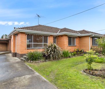 FRESHLY PAINTED, THREE BEDROOM FAMILY HOME - Photo 5