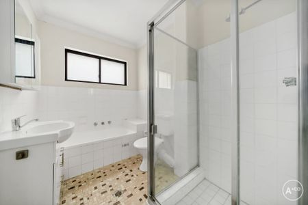Spacious Two-Bedroom Apartment with Sunny North-Facing Balcony & Lock-Up Garage - Photo 5