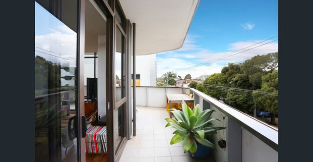 Spacious corner apartment with city views - Photo 1