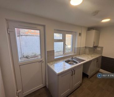 2 bedroom semi-detached house to rent - Photo 2