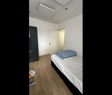Room in a Shared House, Bartle Avenue, E6 - Photo 1