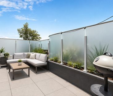 Two-Bedroom Top-Floor Apartment with Balcony - Photo 4