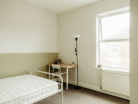 Room in a Shared House, Wilford Crescent East, NG2 - Photo 1