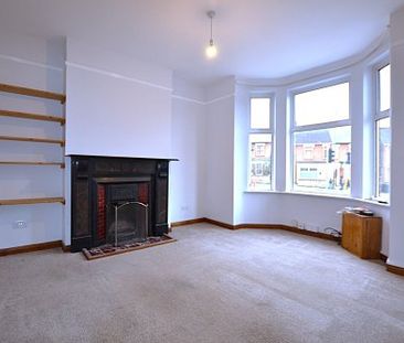 Large 4 bedroom semi detached house - Photo 1