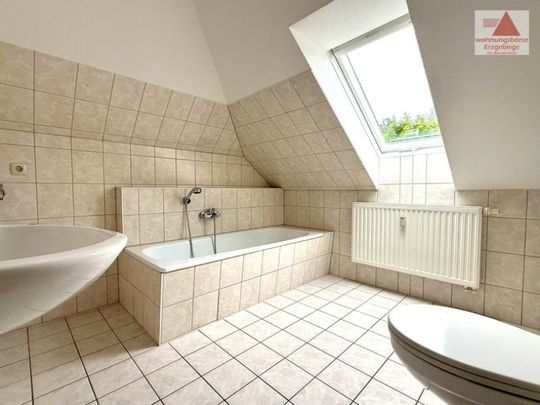 Gemütliche 2-Raum-Dachgeschosswohnung in Gornsdorf mit PKW-Stellplatz! - Photo 1