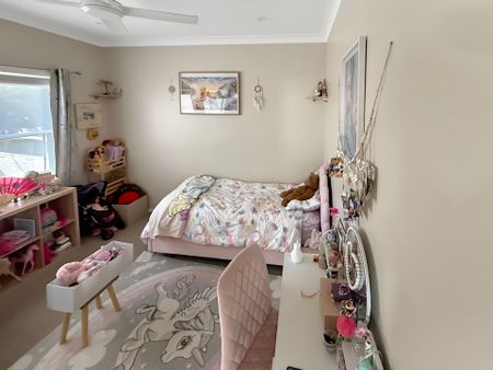 STYLISH RENOVATED 3 BEDROOM FAMILY HOME - Photo 4