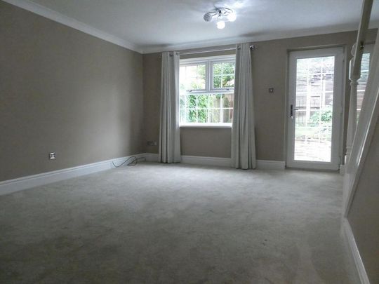 2 bedroom mews to rent - Photo 1