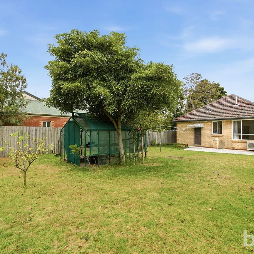 Sun-Filled 3 Bedroom Family Living in a Parkside Cul-de-Sac - Photo 1