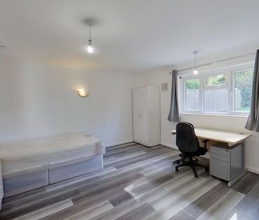 5 bedroom semi-detached house to rent - Photo 4