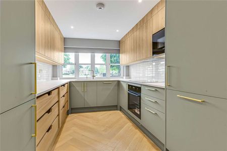 A recently renovated 5 bedroom townhouse on Hampton Village Green. - Photo 4