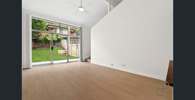 Fresh, Bright and Beautifully Low-Maintenance Townhome in Brookvale - Photo 1