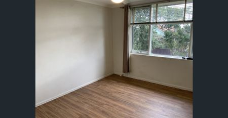 SPACIOUS ONE BEDROOM APARTMENT IN EXCELLENT CONDITION - Photo 2