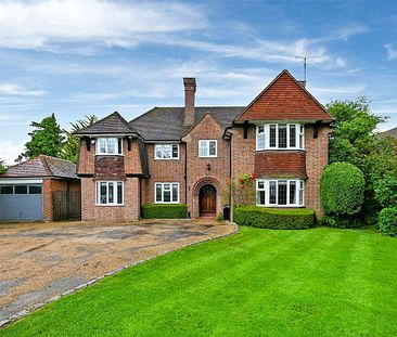 Family home with garden, driveway parking and garage - Photo 1