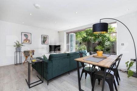Bright 3 bedroom 2 bathroom property with large patio garden - Photo 4