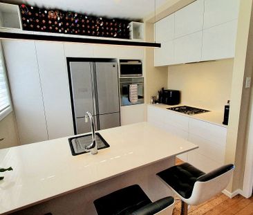 Large Sunny Home! - Photo 3
