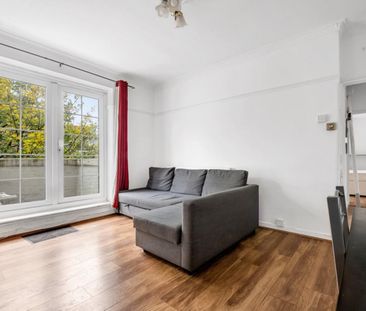 3 bedroom Flat To Let - Photo 2