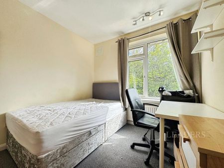 4 bedroom semi-detached house to rent - Photo 2