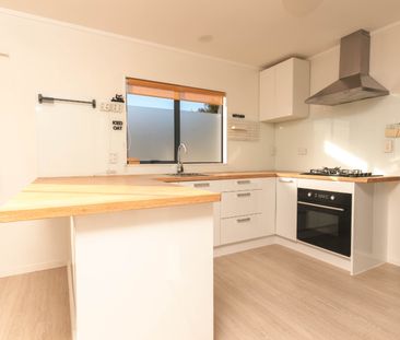 Charming 2-Bedroom Home in Tranquil Unsworth Heights - Photo 4