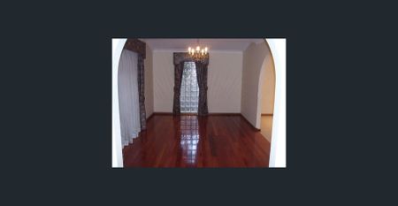 Beautiful Convenience 4 bed room house ! In the Heart of Castle Hill! Only 600 Meters to Showground Station! - Photo 2