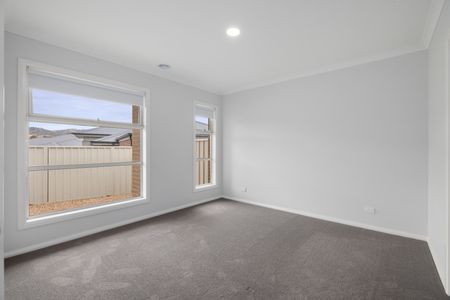 Modern 4-bedroom Family Home In West Wodonga - Photo 2