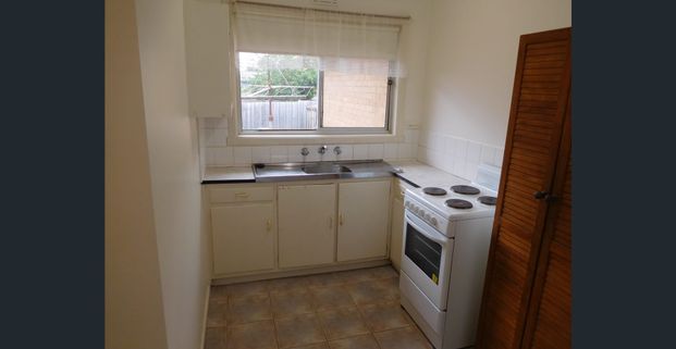 EXCELLENT LOCATION ! CORNER GARDINER AVENUE. - Photo 1