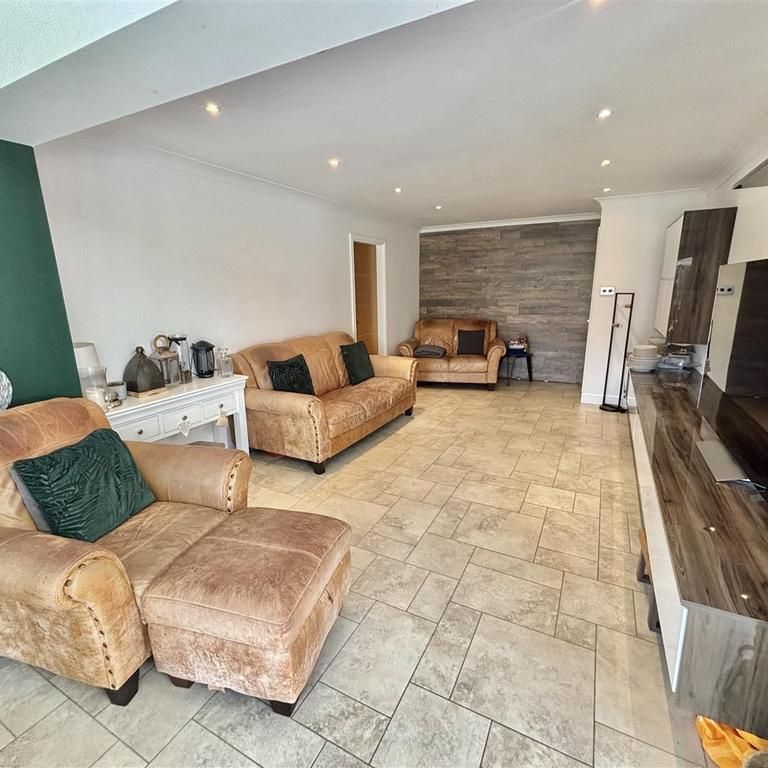 5 bedroom detached house to rent - Photo 1