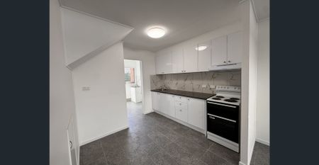 Refurbished 2 bedroom unit - Close to the CBD! - Photo 2