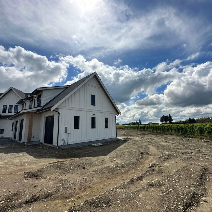 Coach House on Farmland - Photo 1