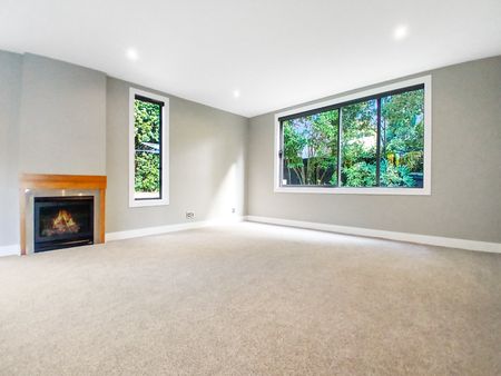 Epsom , Architecturally designed stunning five bedroom four Bathroom Home! - Photo 2