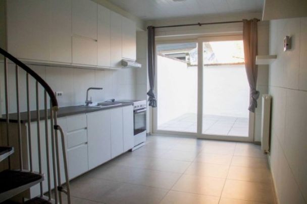 Aangename , kleine stadswoning uiterst gunstig gelegen te KORTRIJK - Photo 1