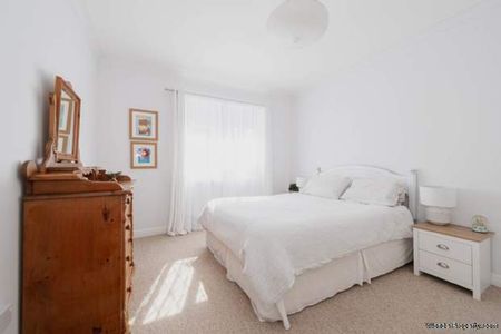 4 bedroom property to rent in Epsom - Photo 3