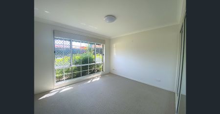 Spacious & Sunlit 3-Bedroom Villa - Photo 3