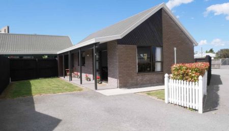 ST ALBANS - 2 BEDROOM STAND-A-LONE TOWNHOUSE, IMMACULATE THROUGHOUT - Photo 3