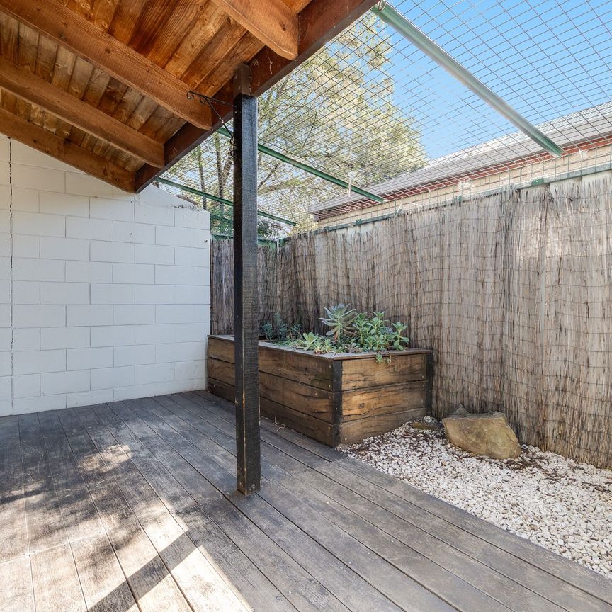 STYLISH DOUBLE STORY FULLY FURNISHED APARTMENT CLOSE TO EVERYTHING!! - Photo 1