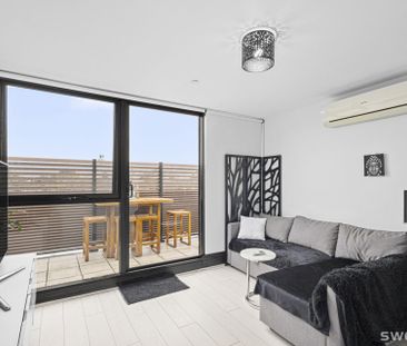 Chic one bedroom apartment with bay views in prime location - Photo 2