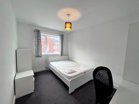 5 bedroom detached house to rent - Photo 4