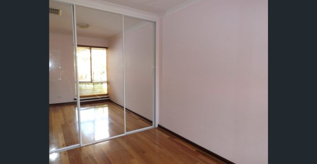 Private rear residence - Photo 1