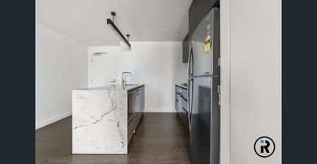 Modern 2-Bedroom Apartment with Stunning City Views in South Brisbane - Photo 3