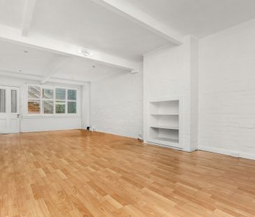 Character Spacious Studio Apartment - Photo 3