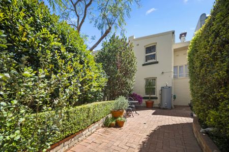 Charming, move-in-ready terrace - Photo 4
