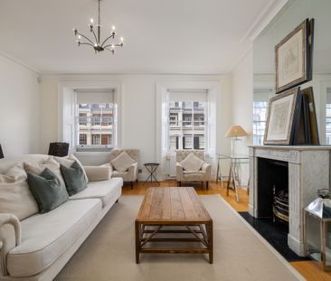 A spacious one-bedroom apartment with lift access in Belgravia - Photo 1
