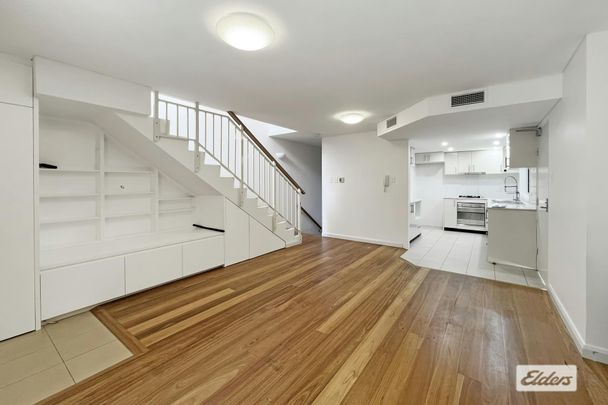 Spacious Three Bedroom Townhouse for Rent! - Photo 1