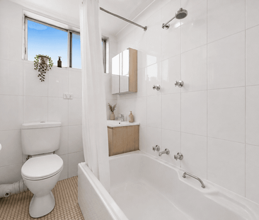 Updated Apartment with Lock-Up Garage in a Prime Liverpool CBD Loca... - Photo 5