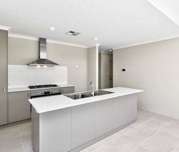 Spacious 4 Bedroom Family Home in Sought-After Lakelands Location - Photo 5