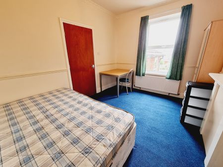 5 Bed Student Accommodation - Photo 2