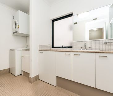 Stylish Inner City Living! - Photo 3